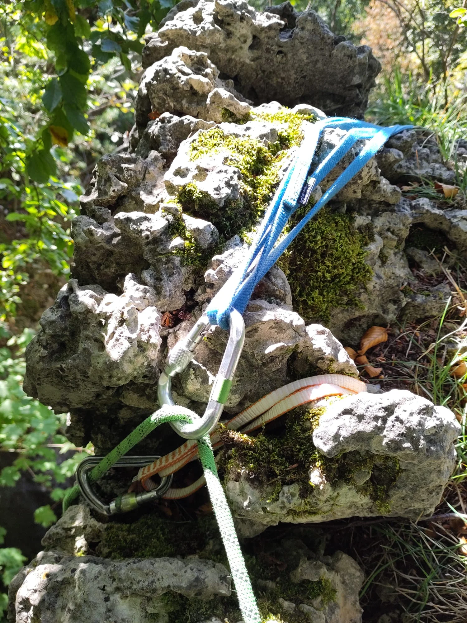 Zwei Bandschlingen mit Karabinern sind an einem Felsvorsprung befestigt. | © DAV Dortmund