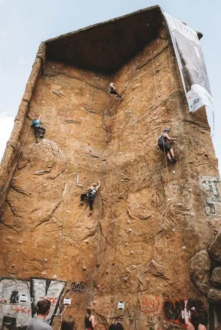 An einem Kletterturm wird geklettert | © DAV Dortmund