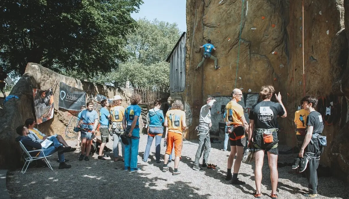 Kletterturm mit Menschen die Klettern | © DAV Dortmund