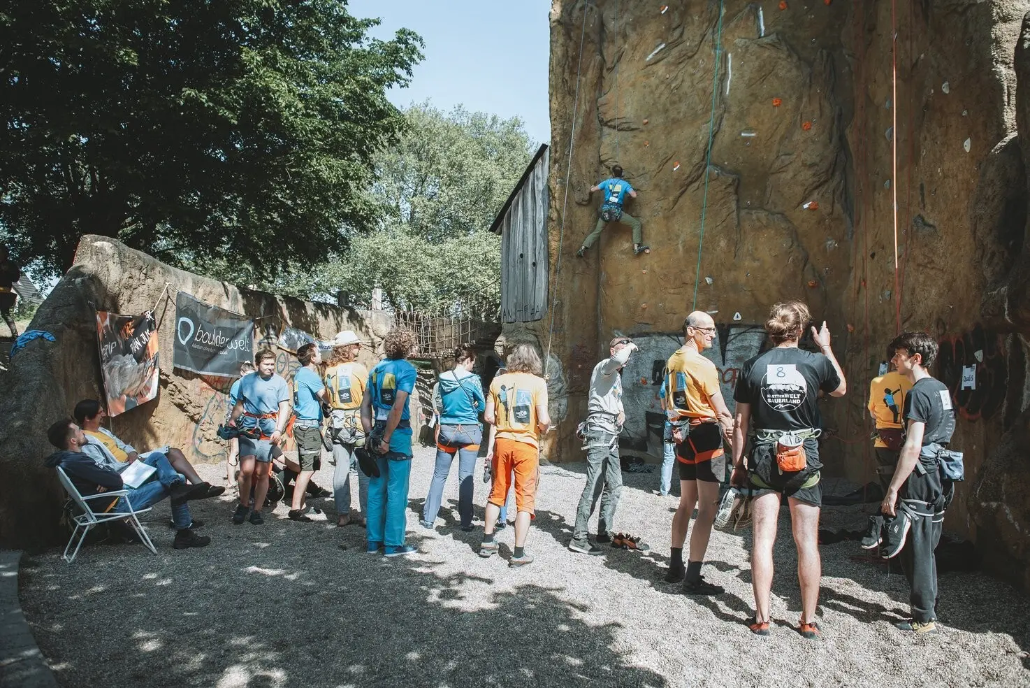 Kletterturm mit Menschen die Klettern | © DAV Dortmund