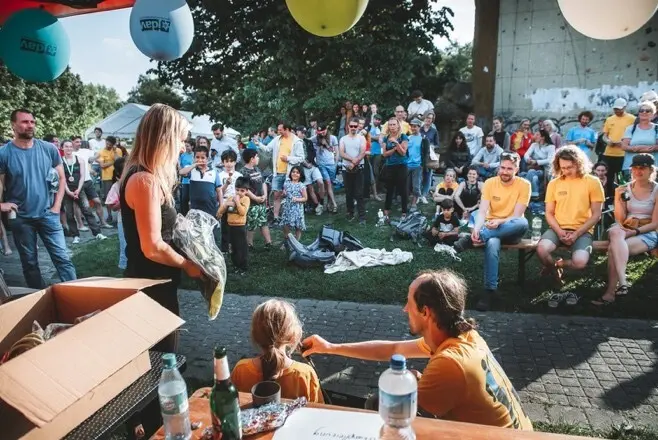 Zuschauer beim Klettern | © DAV Dortmund