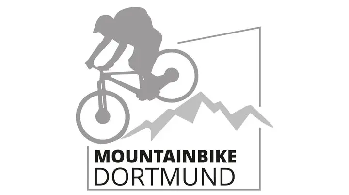 Graues Logo mit springendem Mountainbiker und Schriftzug „Mountainbike Dortmund“ vor Bergkulisse. | © DAV Dortmund