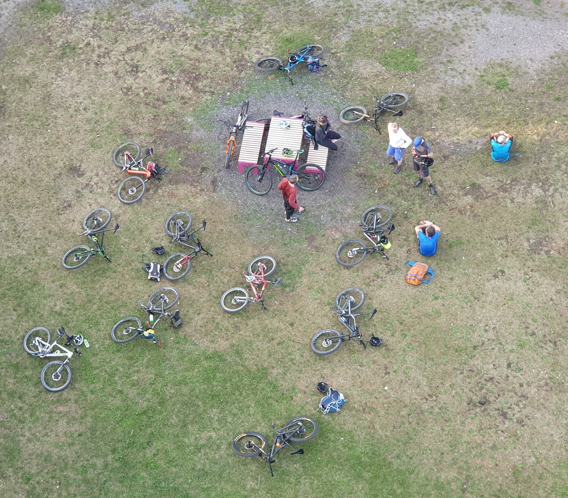 Luftaufnahme einer Gruppe von Mountainbiker*innen bei einer Rast mit abgestellten Fahrrädern im Kreis. | © DAV Dortmund