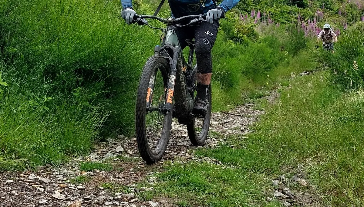 Mountainbiker fährt über einen schmalen, steinigen Pfad durch grünes Gelände. | © DAV Dortmund