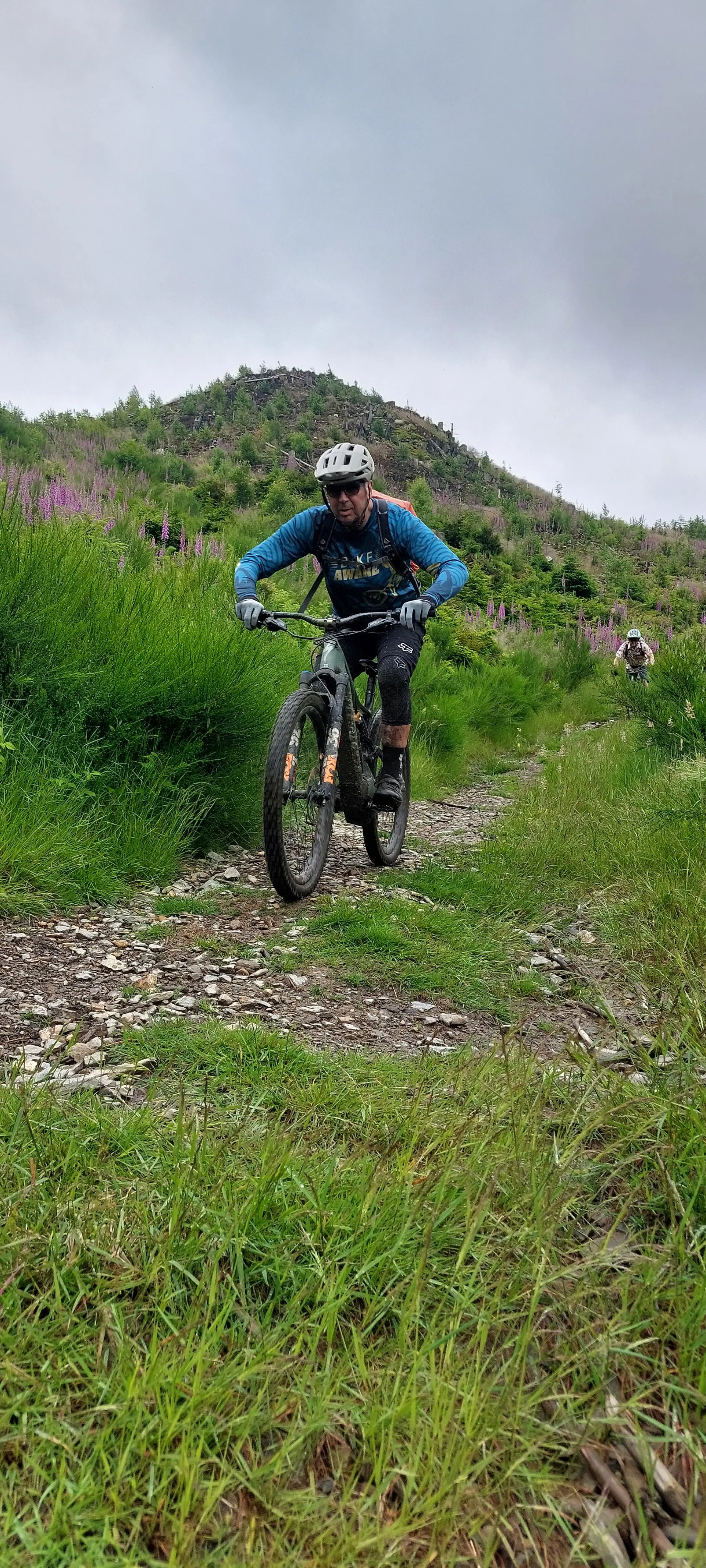 Mountainbiker fährt über einen schmalen, steinigen Pfad durch grünes Gelände. | © DAV Dortmund