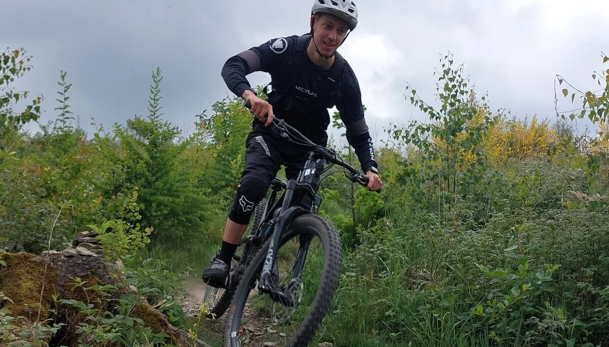 Ein Mountainbiker fährt eine anspruchsvolle Passage mit Wurzeln und Neigung im Gelände. | © DAV Dortmund