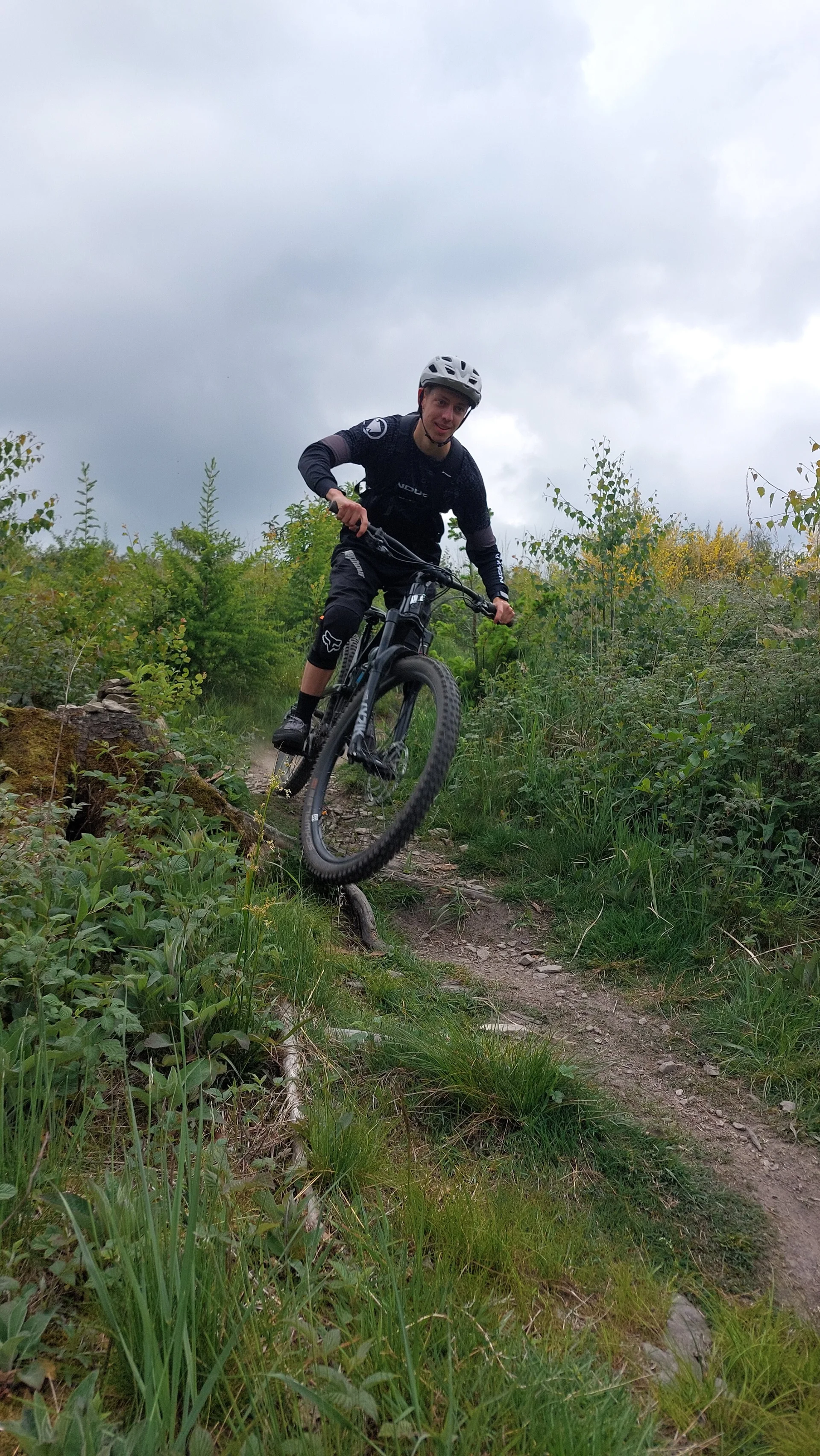 Ein Mountainbiker fährt eine anspruchsvolle Passage mit Wurzeln und Neigung im Gelände. | © DAV Dortmund