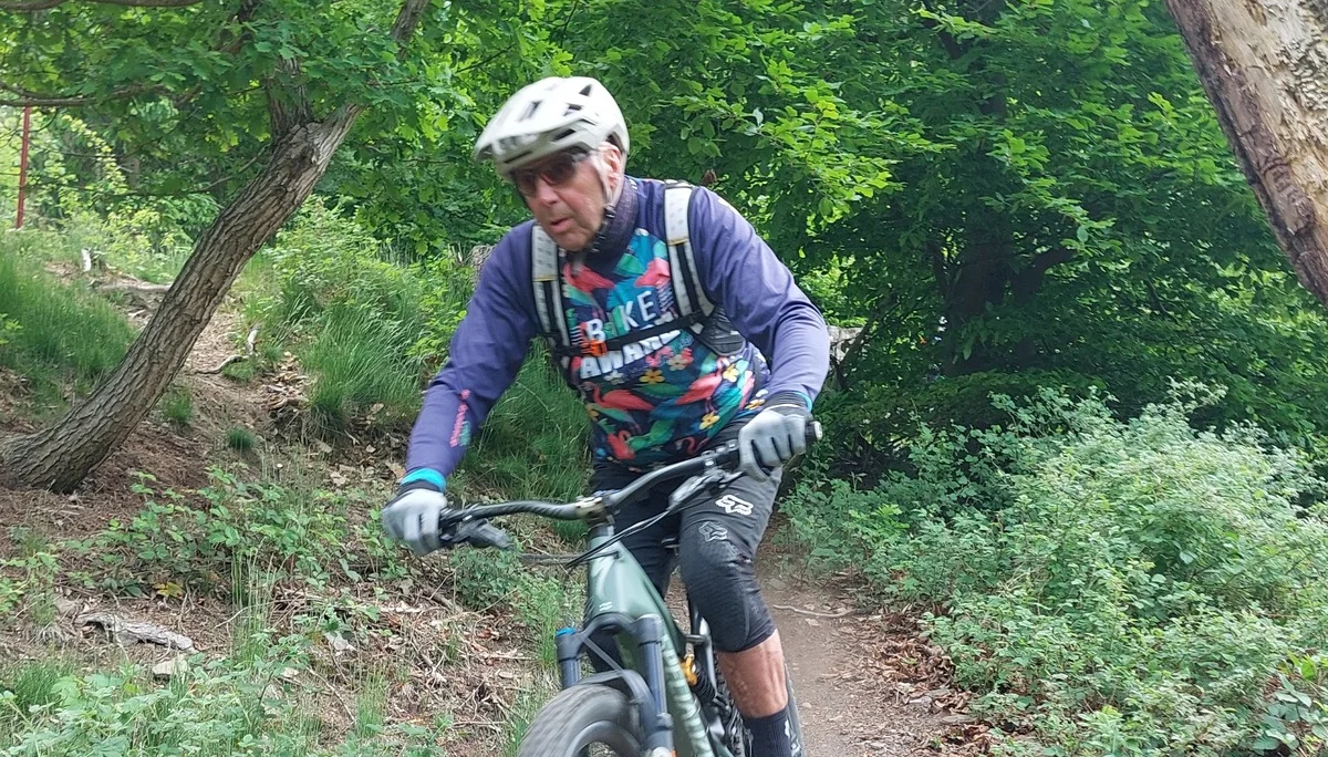 Ein Mountainbiker fährt konzentriert einen schmalen, kurvigen Waldpfad bergab. | © DAV Dortmund