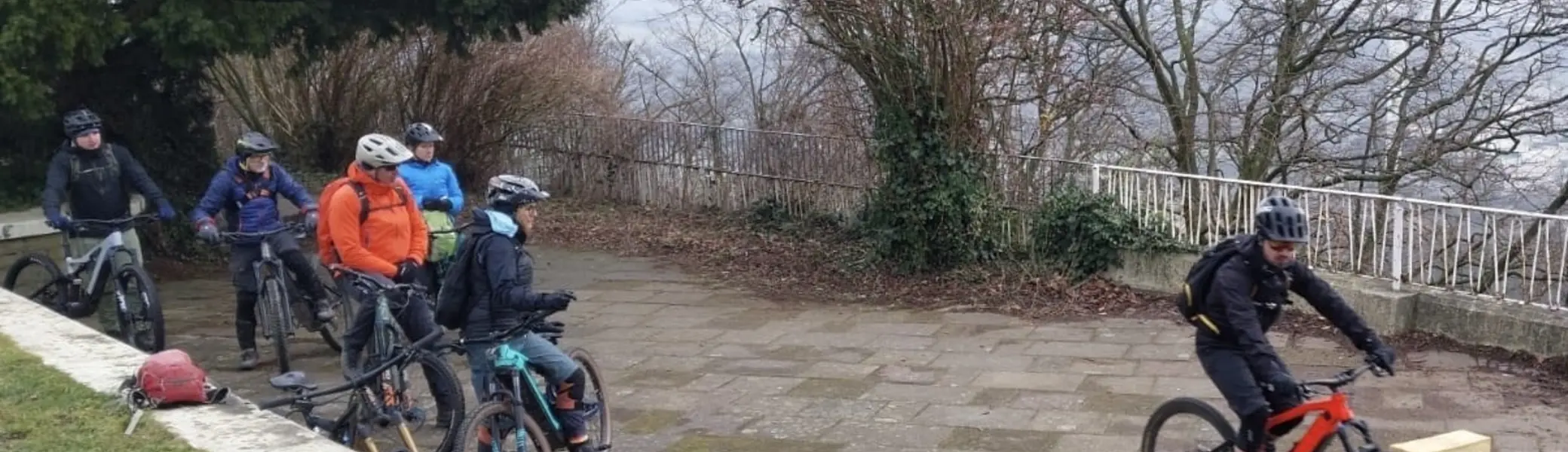 Mountainbiker beim Training, bedeckter Himmel, Winter | © DAV Dortmund