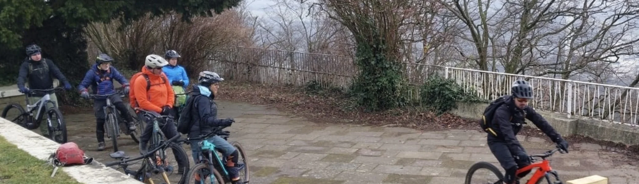 Mountainbiker beim Training, bedeckter Himmel, Winter | © DAV Dortmund