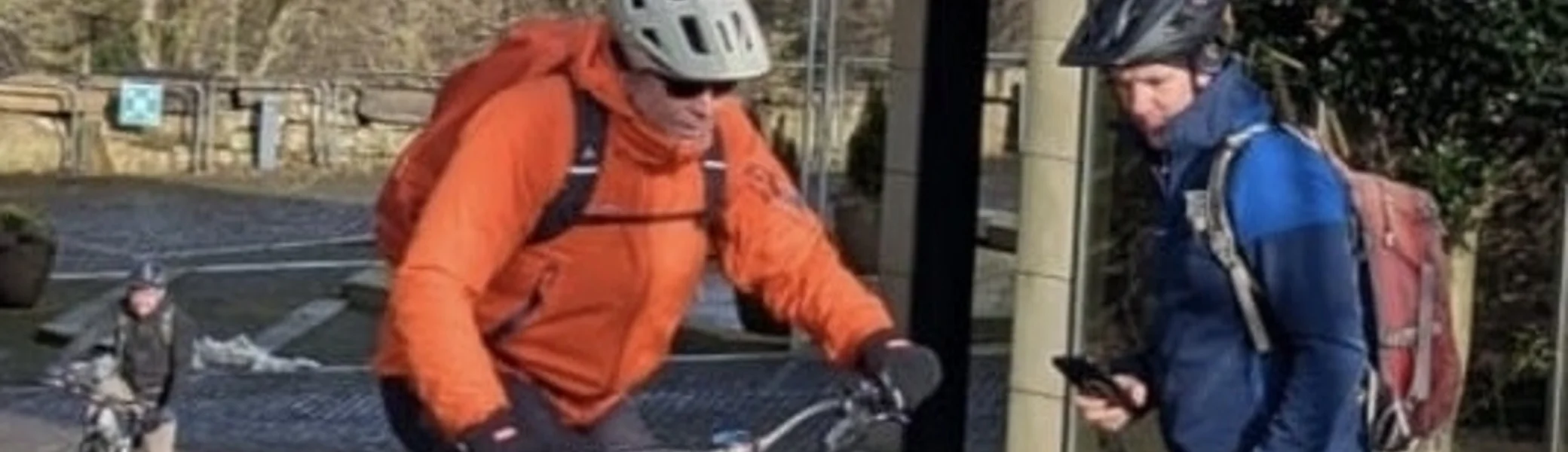 Ein E-Mountainbike fährt eine Treppe hoch. Ein Mann hilft. | © DAV Dortmund