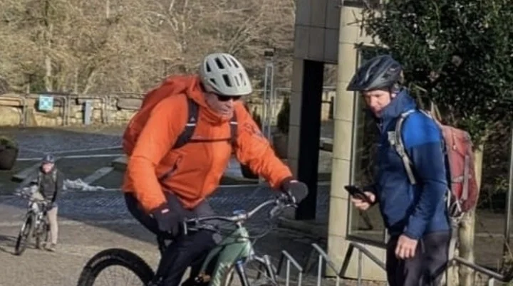 Ein E-Mountainbike fährt eine Treppe hoch. Ein Mann hilft. | © DAV Dortmund