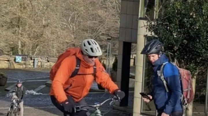 Ein E-Mountainbike fährt eine Treppe hoch. Ein Mann hilft. | © DAV Dortmund