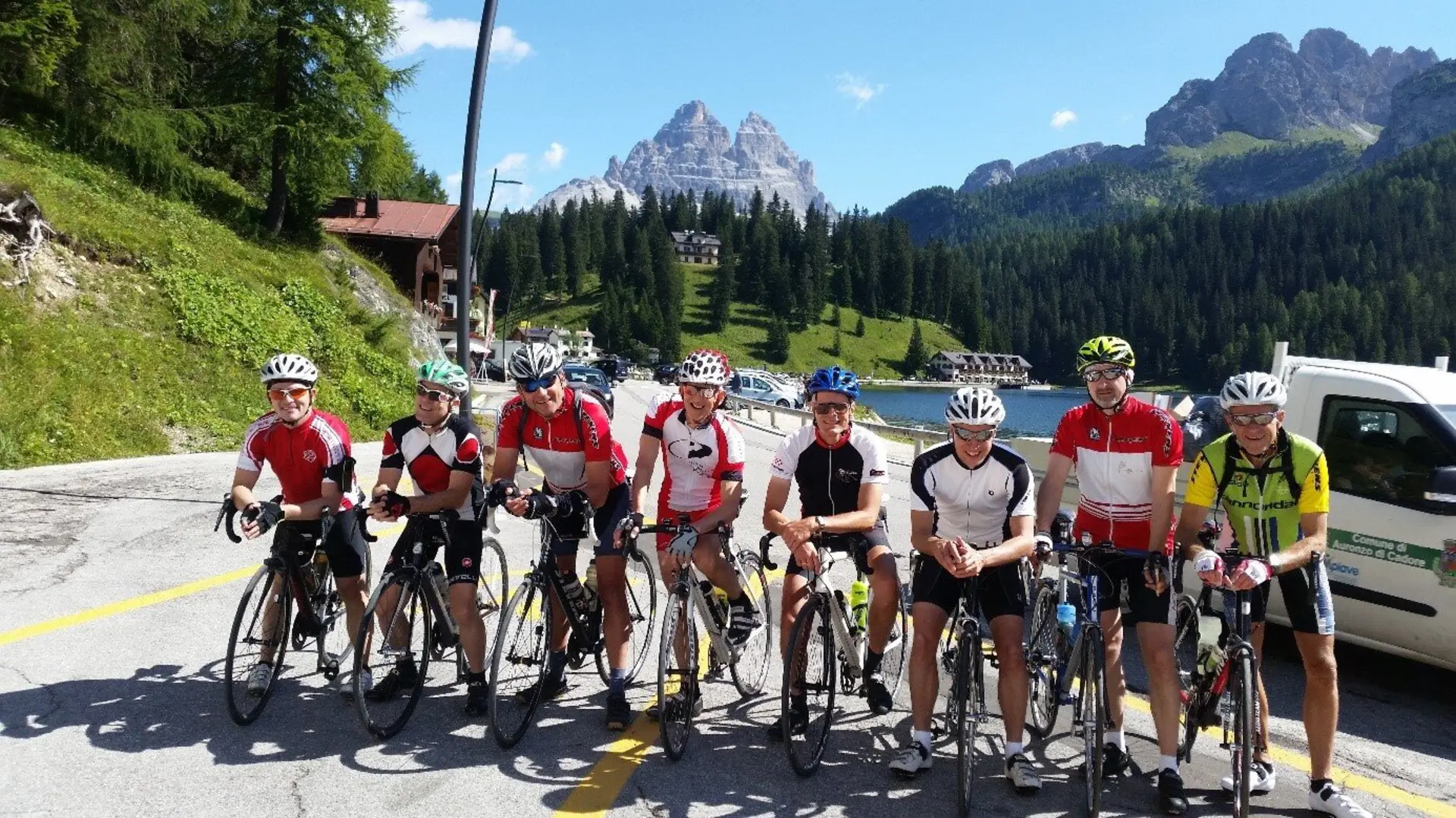 Gruppe von Rennradfahrer*innen posiert auf einer Bergstraße vor alpiner Kulisse. | © DAV Dortmund
