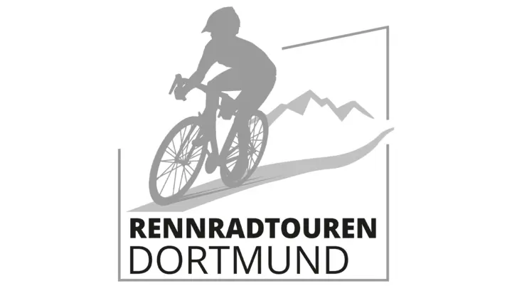 Graues Logo mit stilisiertem Rennradfahrer und Schriftzug „Rennradtouren Dortmund“ vor Bergsilhouette. | © DAV Dortmund