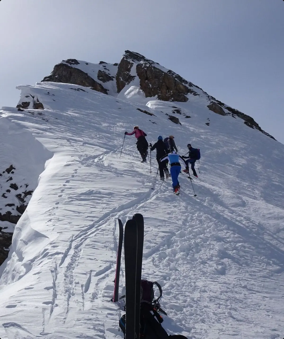 Gruppe von Personen steigt bei Sonnenschein mit Tourenski einen steilen Schneegrat hinauf. | © DAV Dortmund
