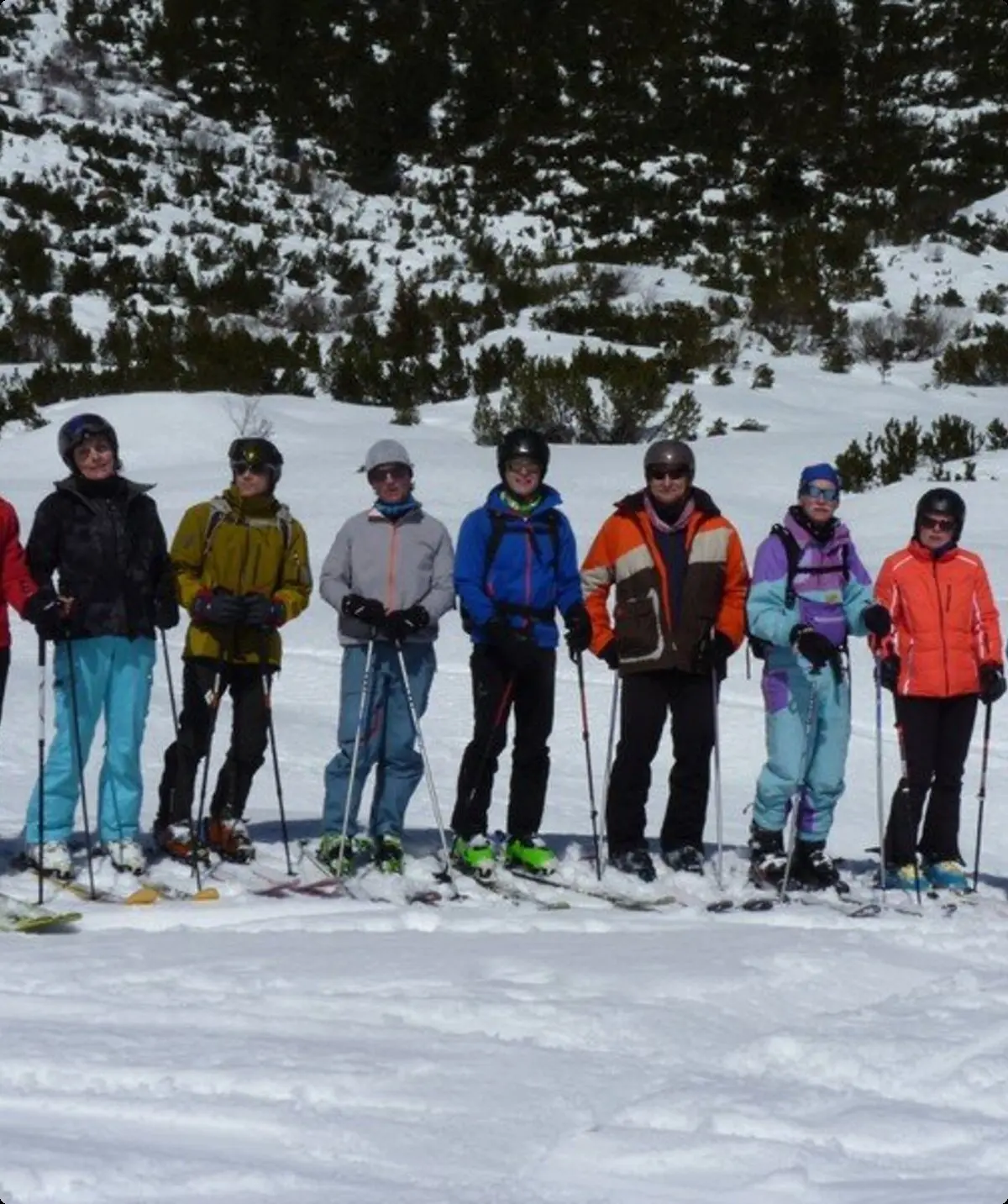 Gruppe von Skitourengeher*innen steht nebeneinander in verschneiter Winterlandschaft. | © DAV Dortmund