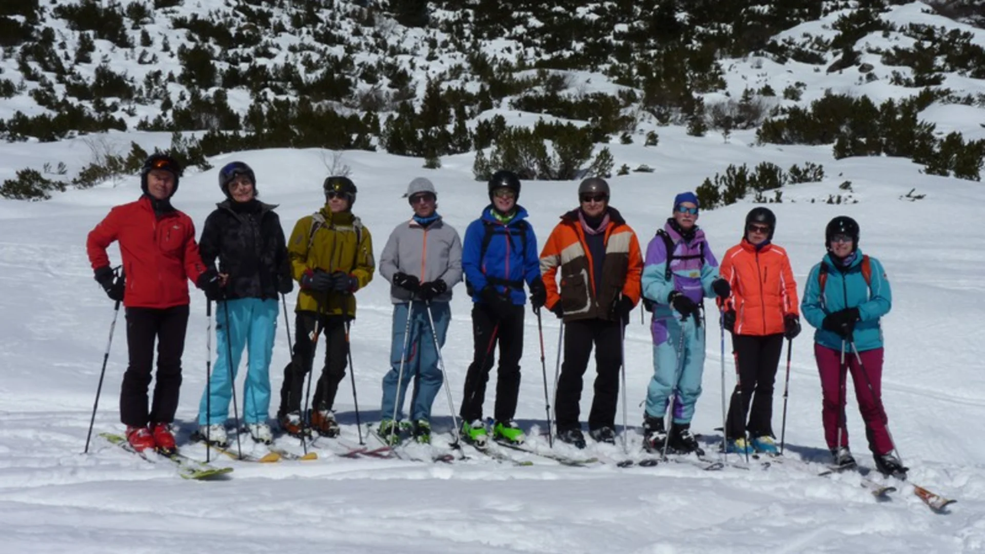 Skitourengruppe im Schnee | © DAV Dortmund Gruppe von Skitourengeher*innen steht nebeneinander in verschneiter Winterlandschaft. | © DAV Dortmund