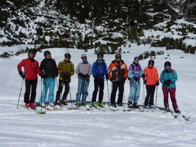 Gruppe von Skitourengeher*innen steht nebeneinander in verschneiter Winterlandschaft. | © DAV Dortmund
