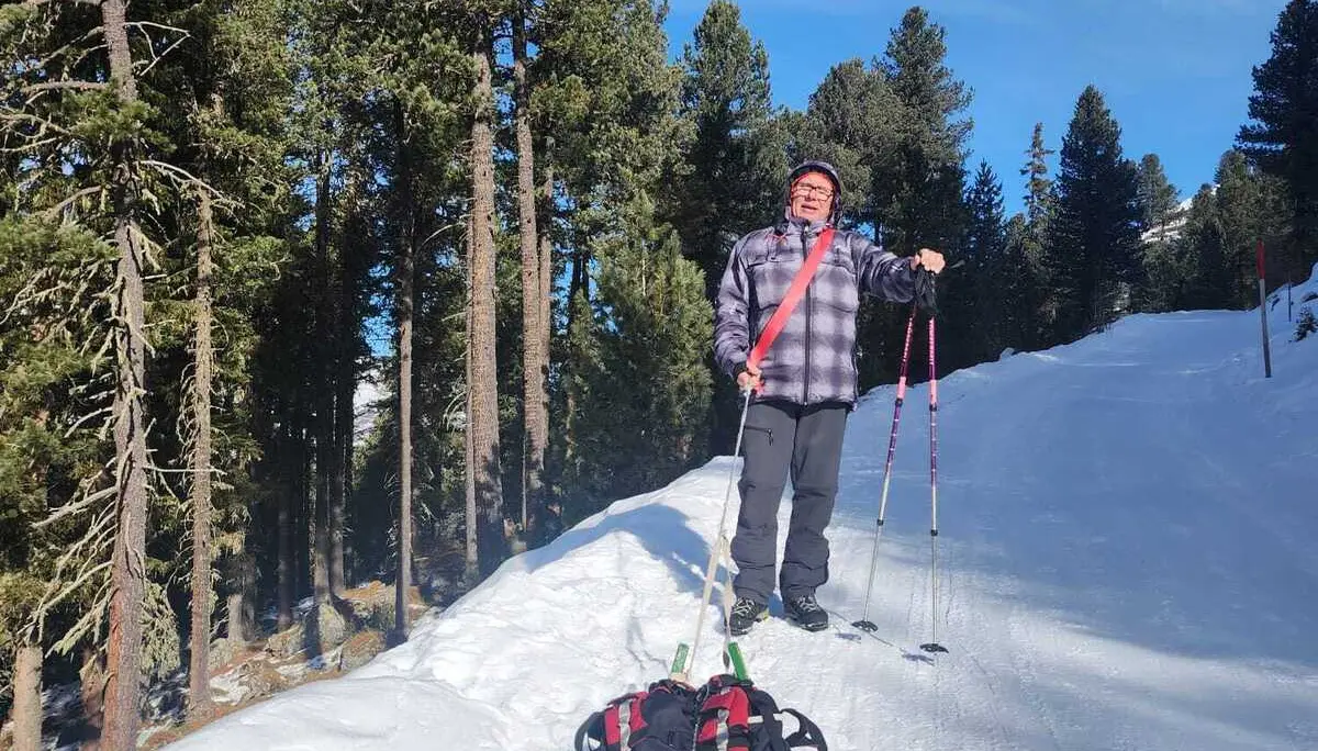Mann mit Rodel im Schnee | © DAV Dortmund