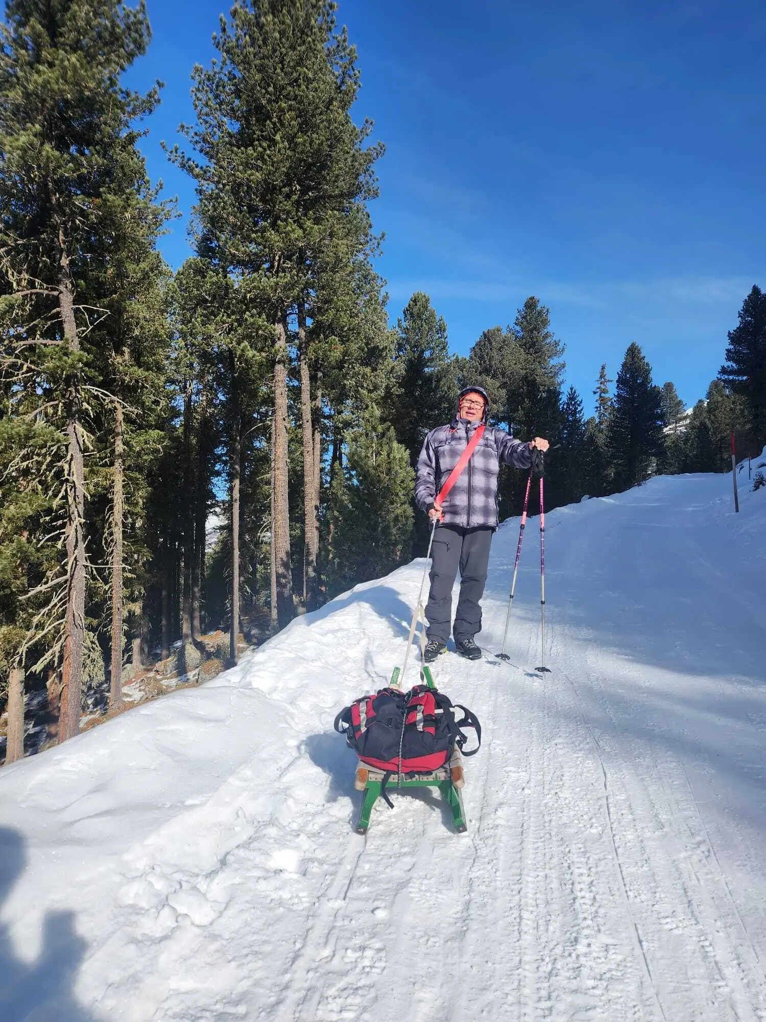Mann mit Rodel im Schnee | © DAV Dortmund
