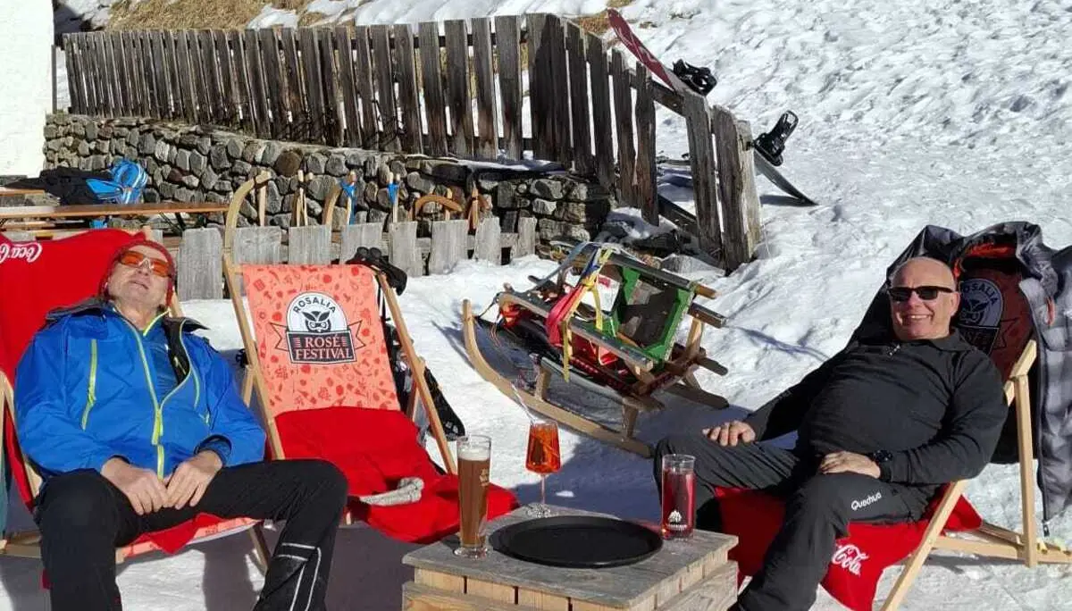 Personen sonnen sich im Liegestuhl im Schnee | © DAV Dortmund