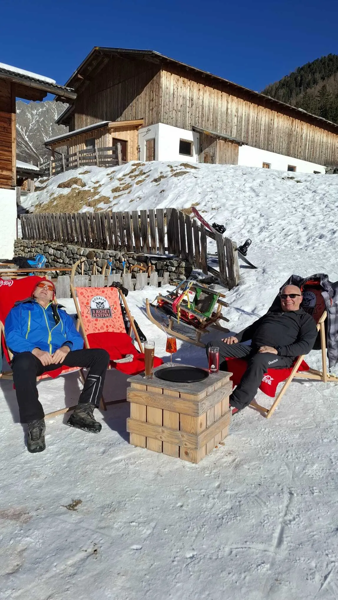 Personen sonnen sich im Liegestuhl im Schnee | © DAV Dortmund