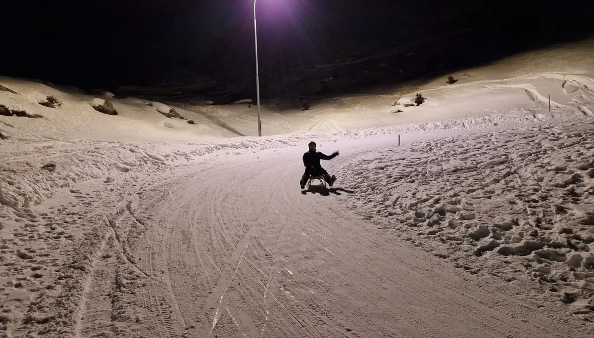 Rodeln in der Nacht bei Laternenbeleuchtung | © Dietmar Fischer