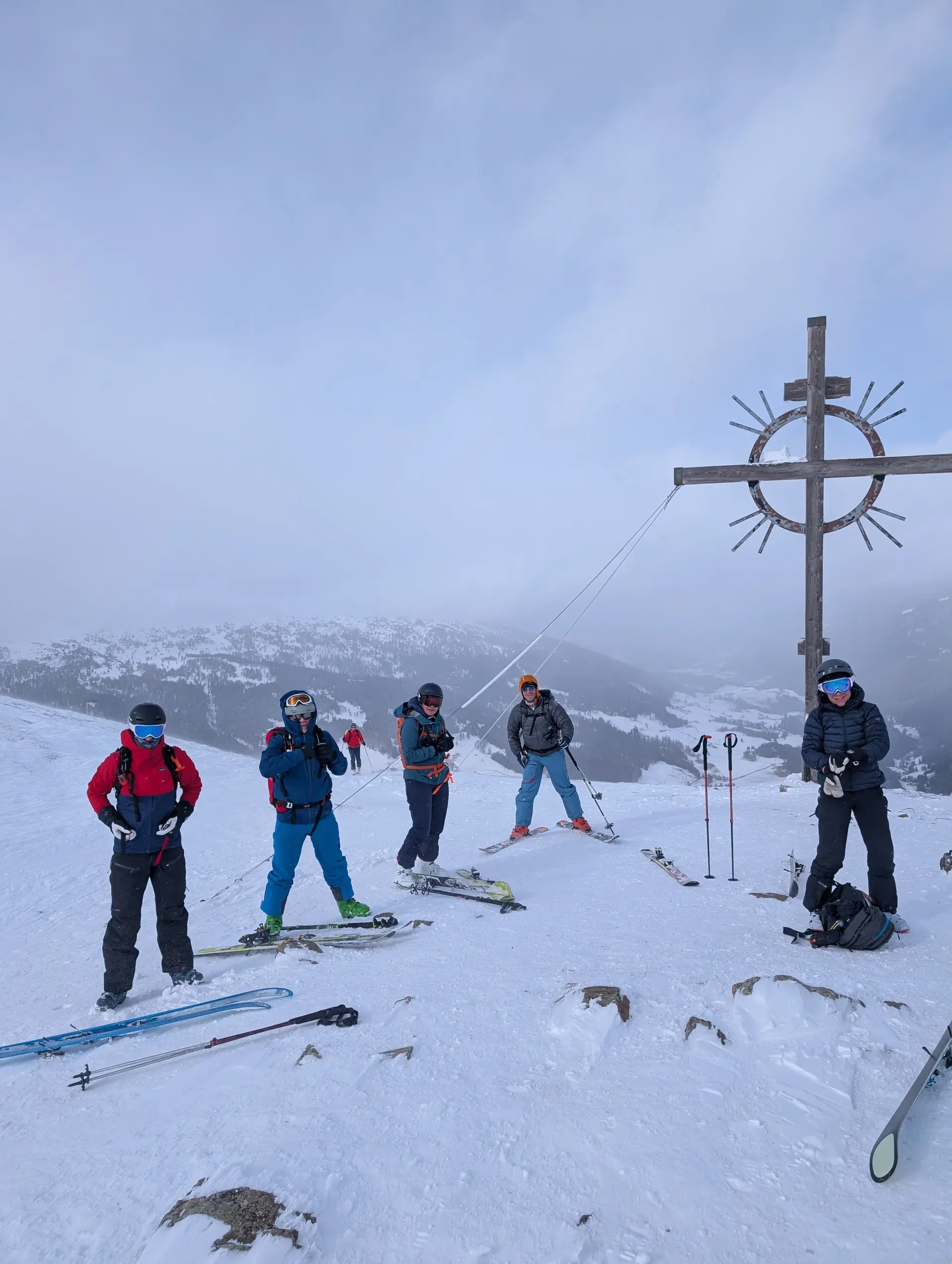 Skitourengeher am Gipfelkreuz | © DAV-Dortmund