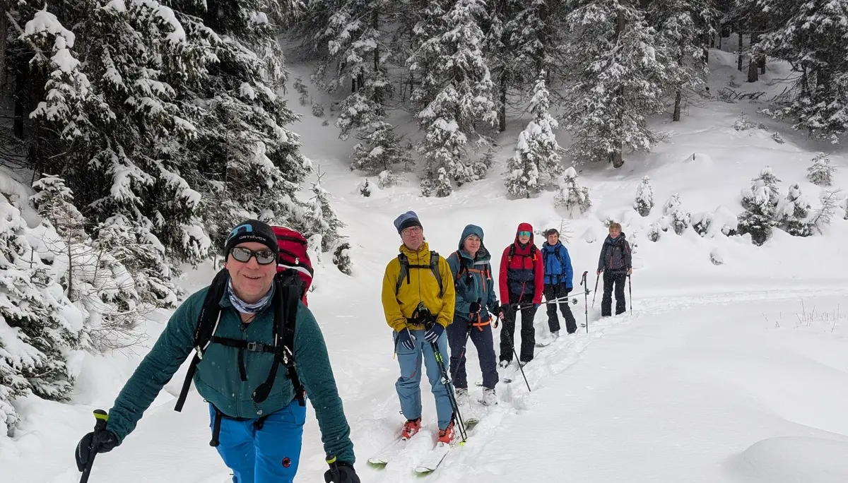 Skitourengeher im Wald | © DAV Dortmund