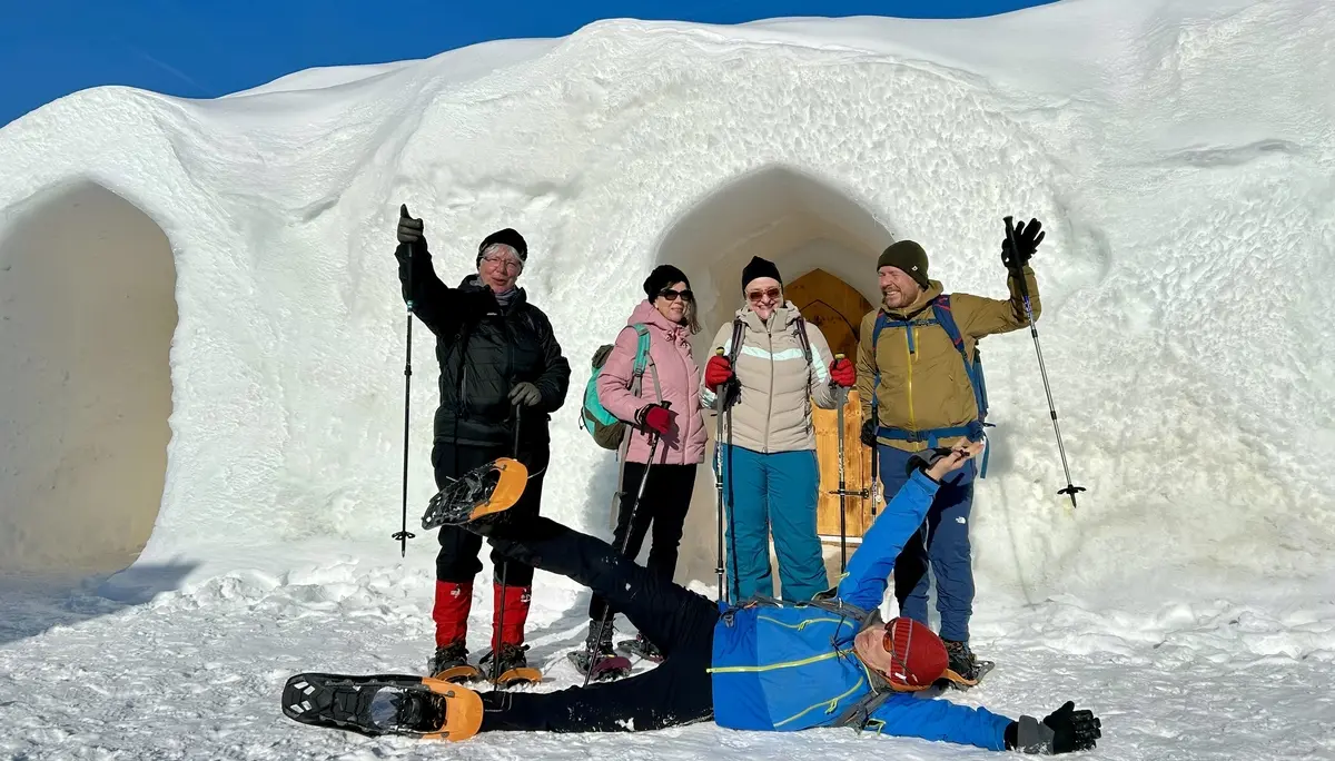 Personen vor einem großen Iglu | © DAV Dortmung