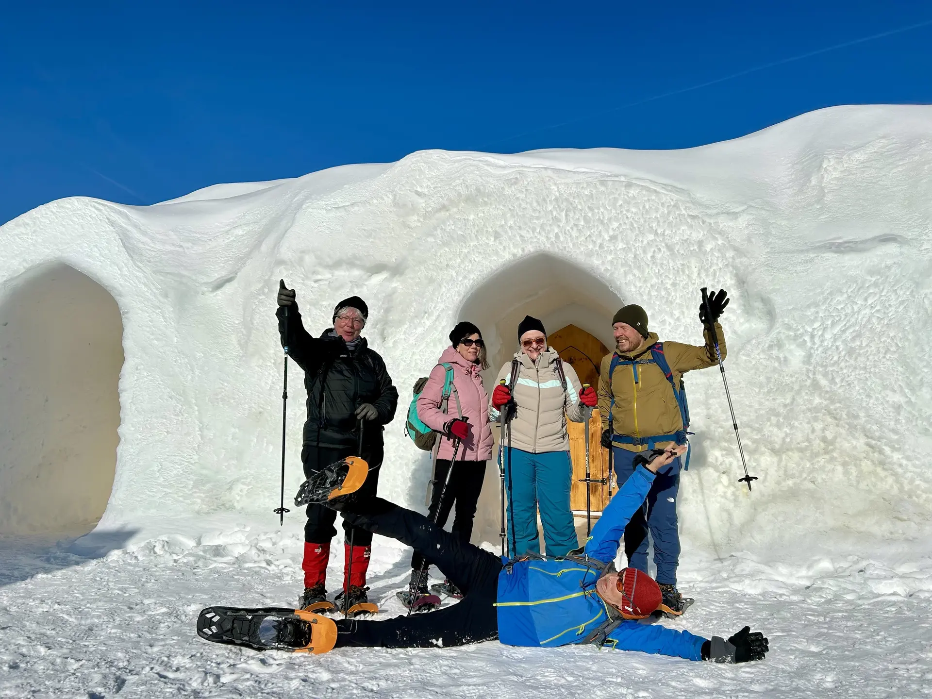 Personen vor einem großen Iglu | © DAV Dortmung