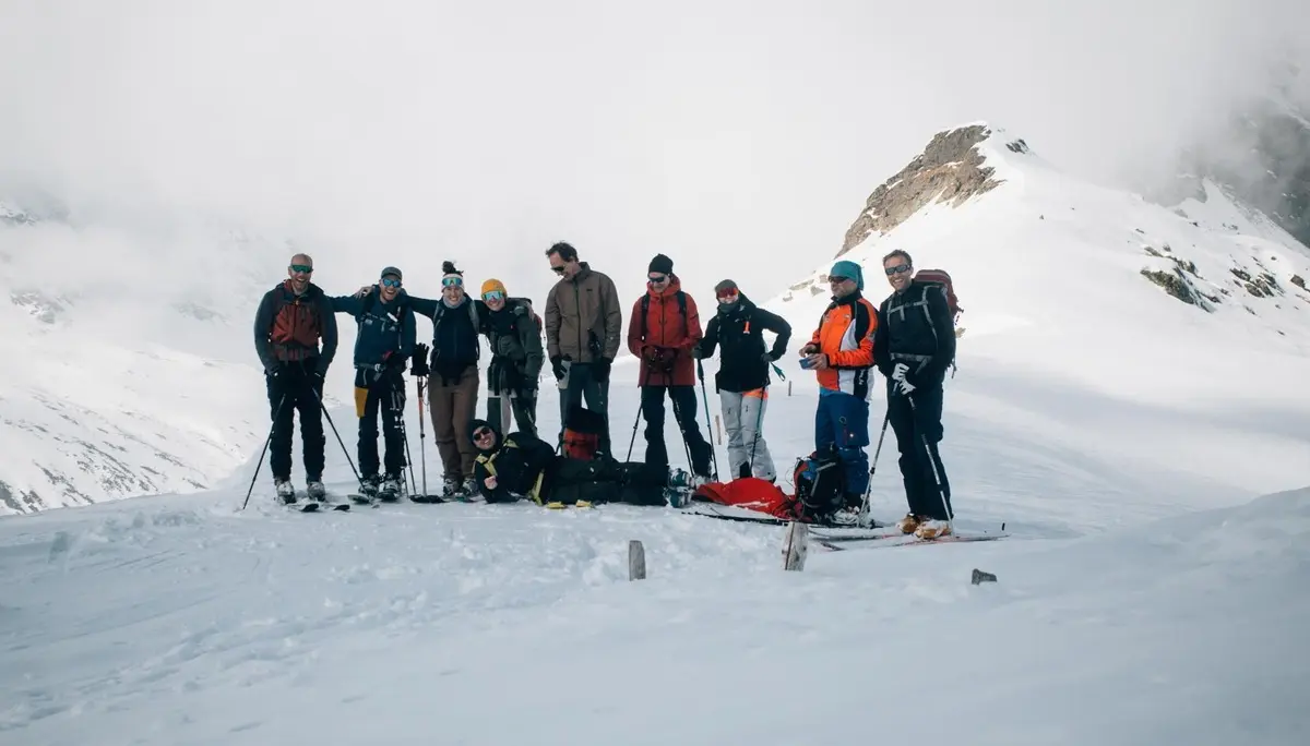 10 Skifahrer:innen im Schnee | © Tim Hilbrand