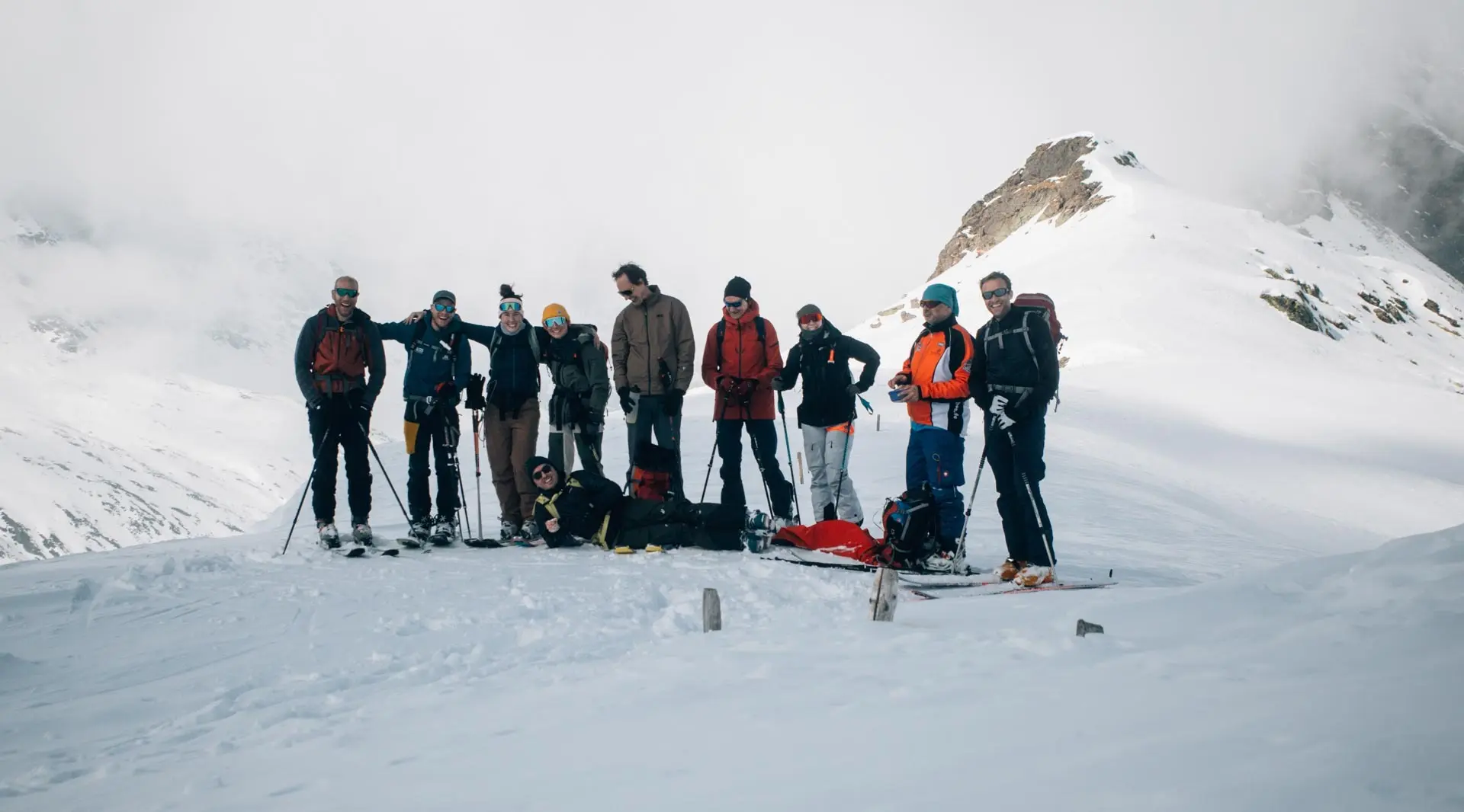 10 Skifahrer:innen im Schnee | © Tim Hilbrand