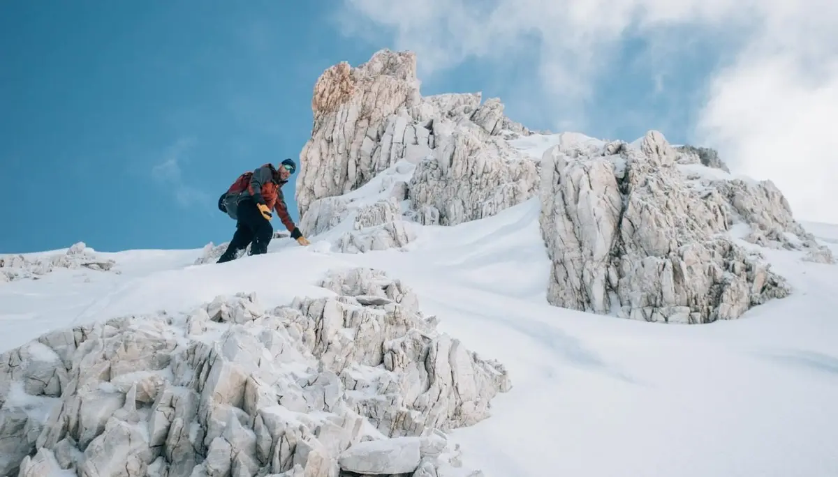 Blauer Himmel, ein Mensch im Schnee auf dem Weg zum Gipfel | © Tim Hilbrand