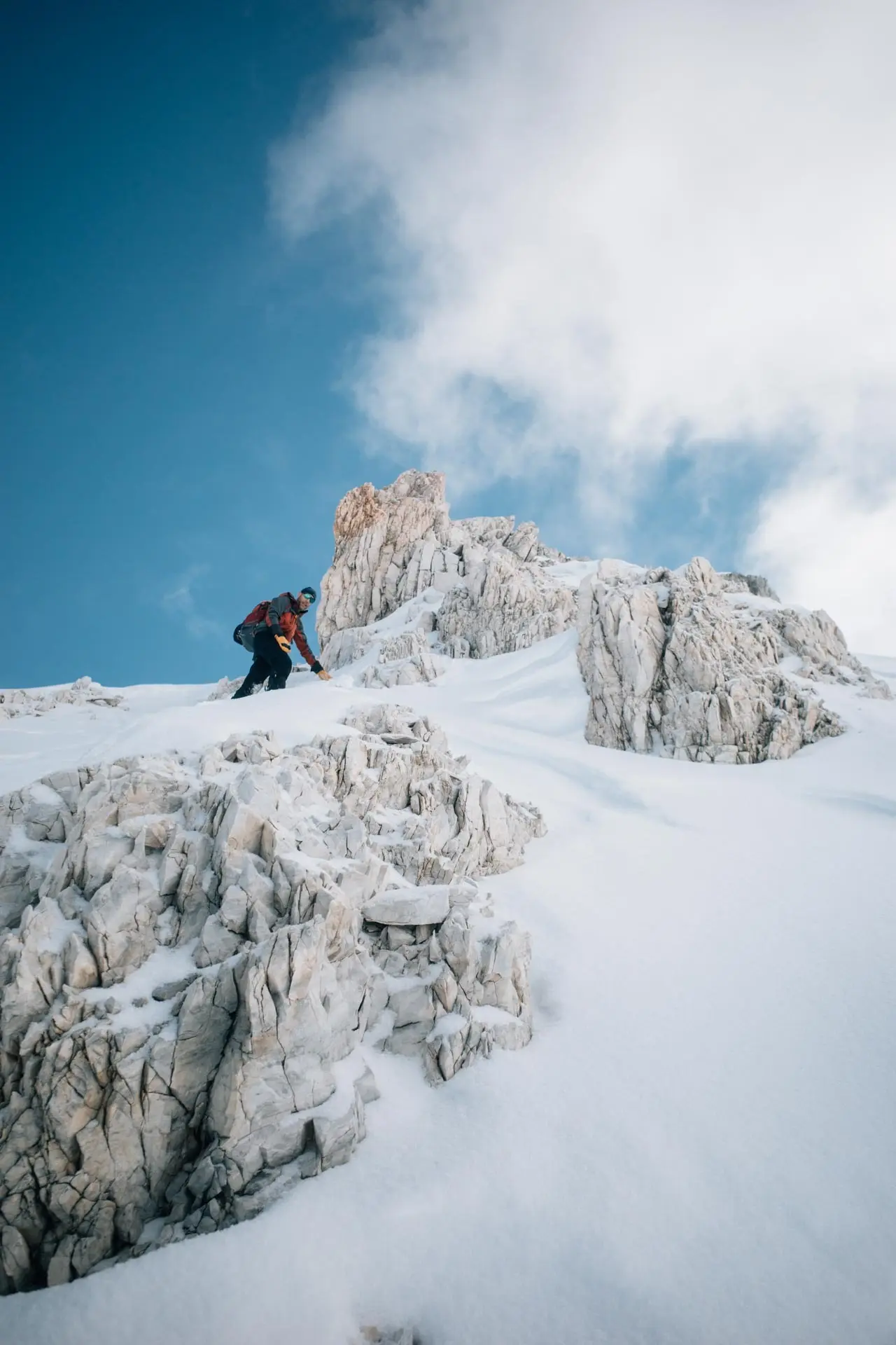 Blauer Himmel, ein Mensch im Schnee auf dem Weg zum Gipfel | © Tim Hilbrand