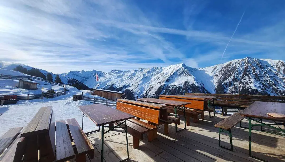 Tische auf einer Alm im Schnee | © DAV Dortmund