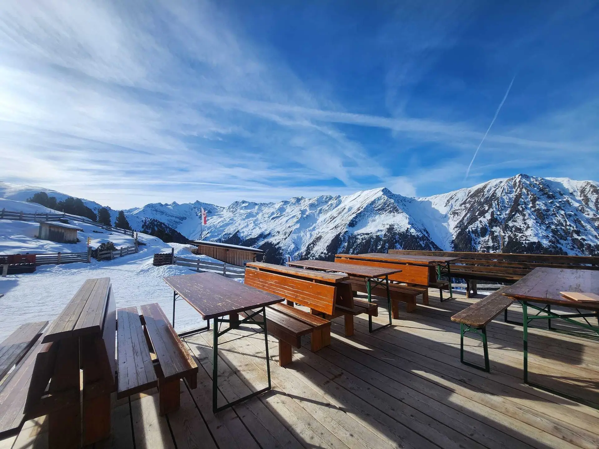 Tische auf einer Alm im Schnee | © DAV Dortmund