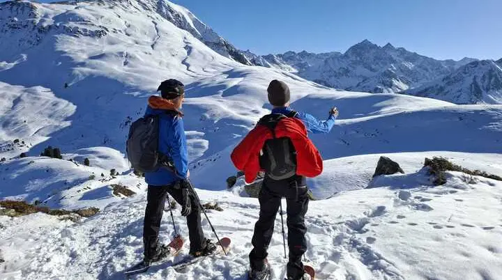 Mensch im Schnee mit Schneeschuhen | © DAV Dortmund