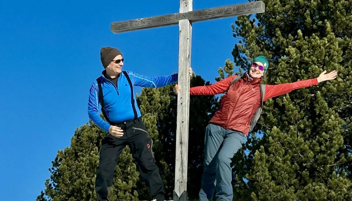 2 Personen an einem Gipfelkereuz im SChnee | © DAV Dortmund