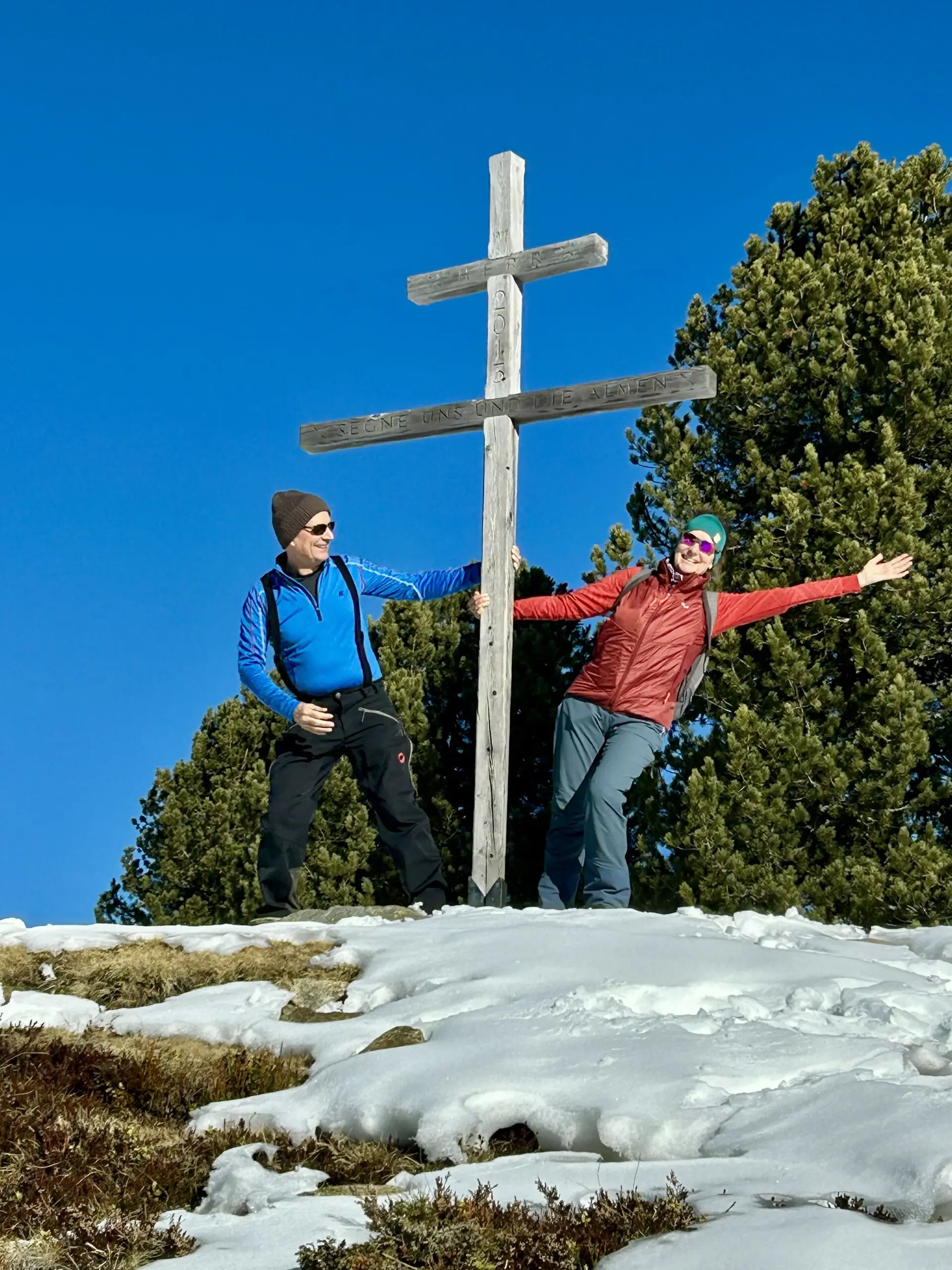 2 Personen an einem Gipfelkereuz im SChnee | © DAV Dortmund
