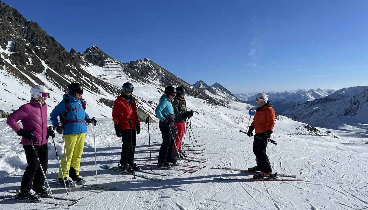 Skifahrerinnen in Schneelandschaft mit Helm | © DAV Dortmund