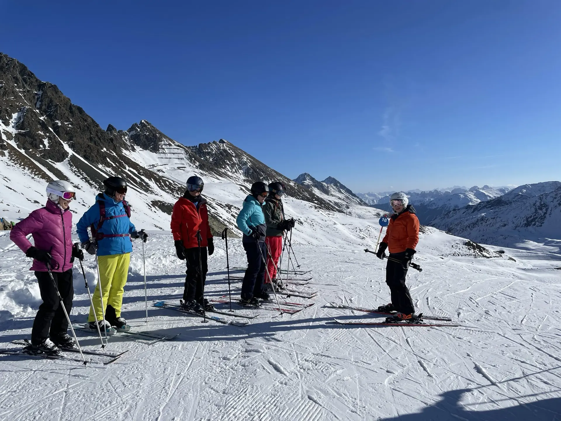 Skifahrerinnen in Schneelandschaft mit Helm | © DAV Dortmund