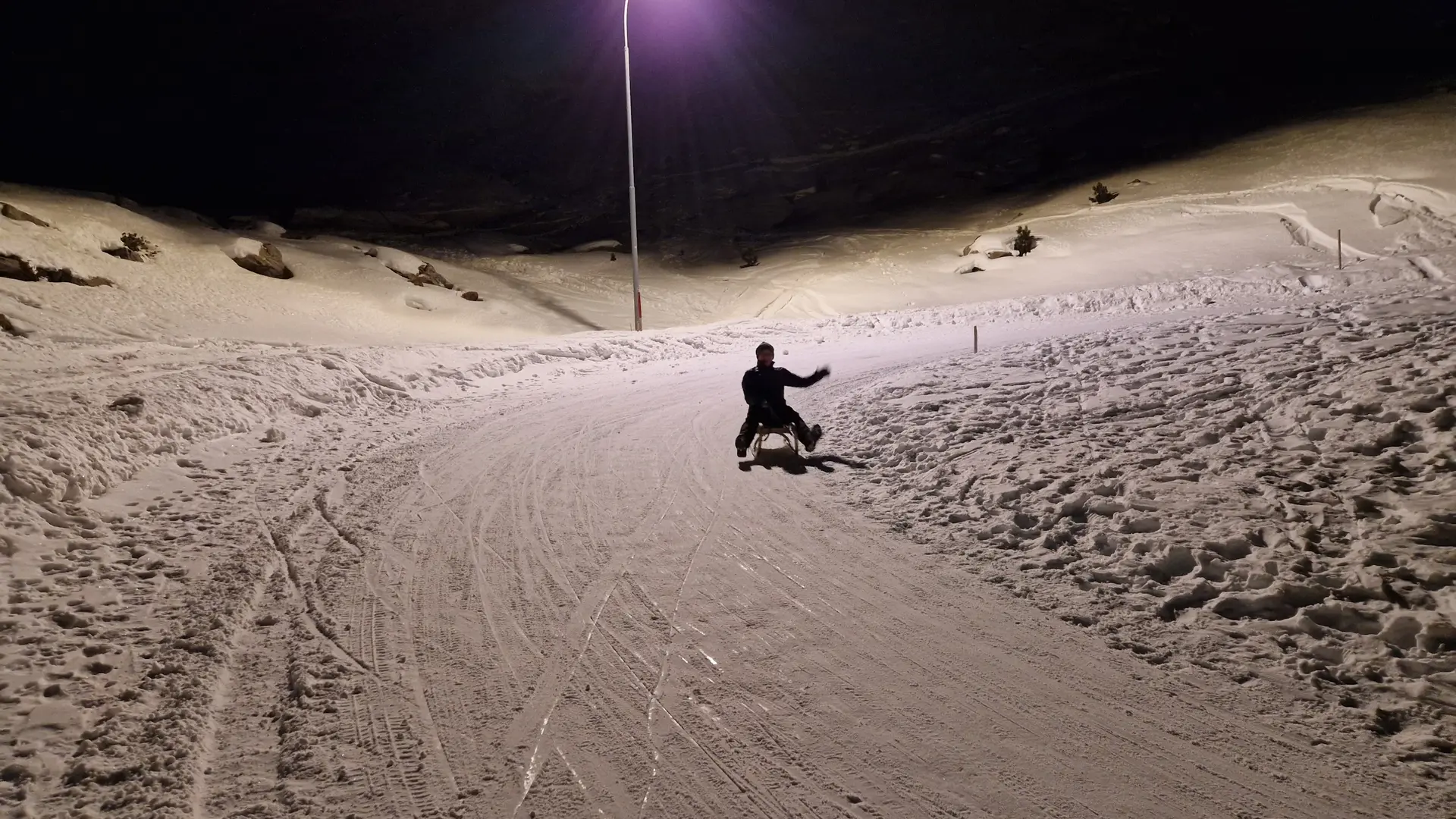 Rodeln in der Nacht bei Laternenbeleuchtung | © Dietmar Fischer