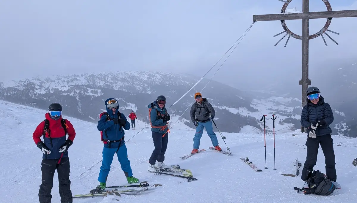 Skitourengeher am Gipfelkreuz | © DAV-Dortmund