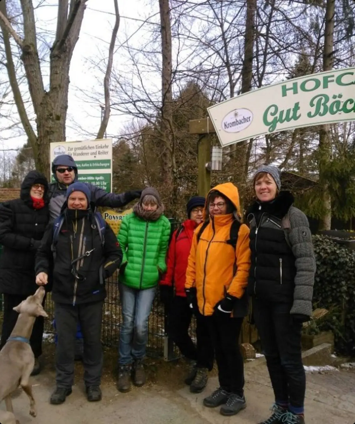 Acht Wandernde mit Hund stehen vor dem Schild eines Landcafés „Gut Böckelühr“. | © DAV Dortmund