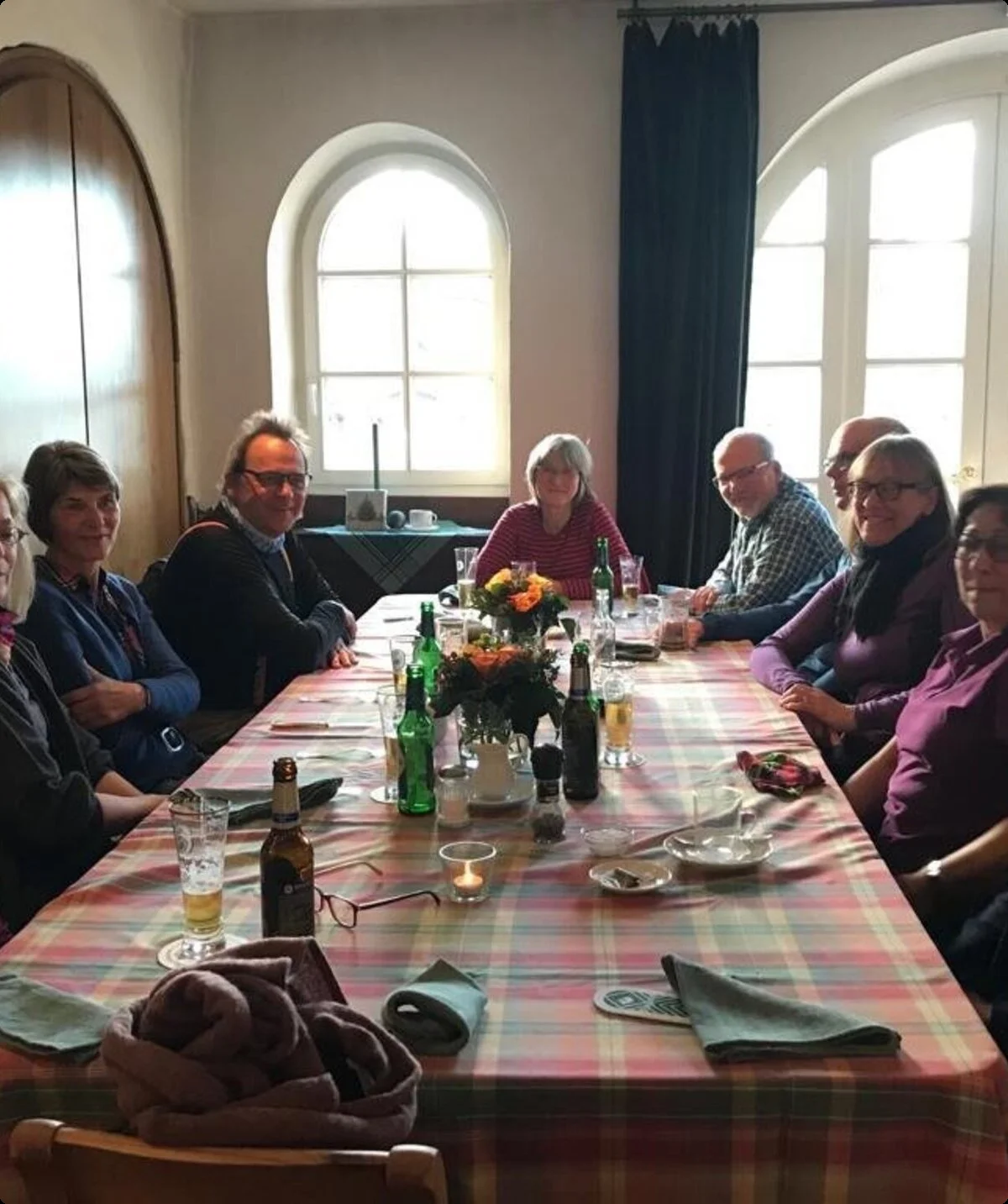 Eine Wandergruppe sitzt gemeinsam an einem gedeckten Tisch in einem Gastraum. | © DAV Dortmund