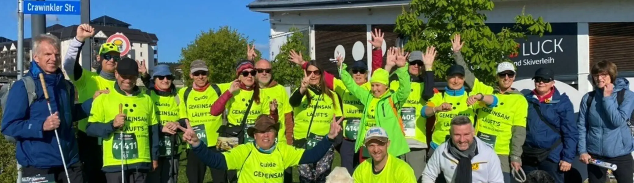 Gruppe von Menschen in gelben T-Shirts. Ein Teil ist mit Blindenstöcken ausgerüstet | © DAV Dortmund