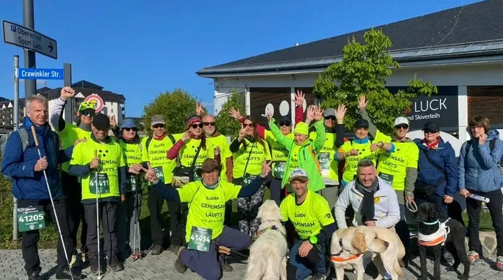 Gruppe von Menschen in gelben T-Shirts. Ein Teil ist mit Blindenstöcken ausgerüstet | © DAV Dortmund