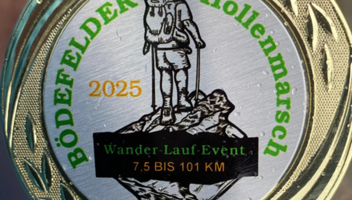 Nahaufnahme einer Medaille des Bödefelder Hollenmarschs 2025. | © DAV Dortmund